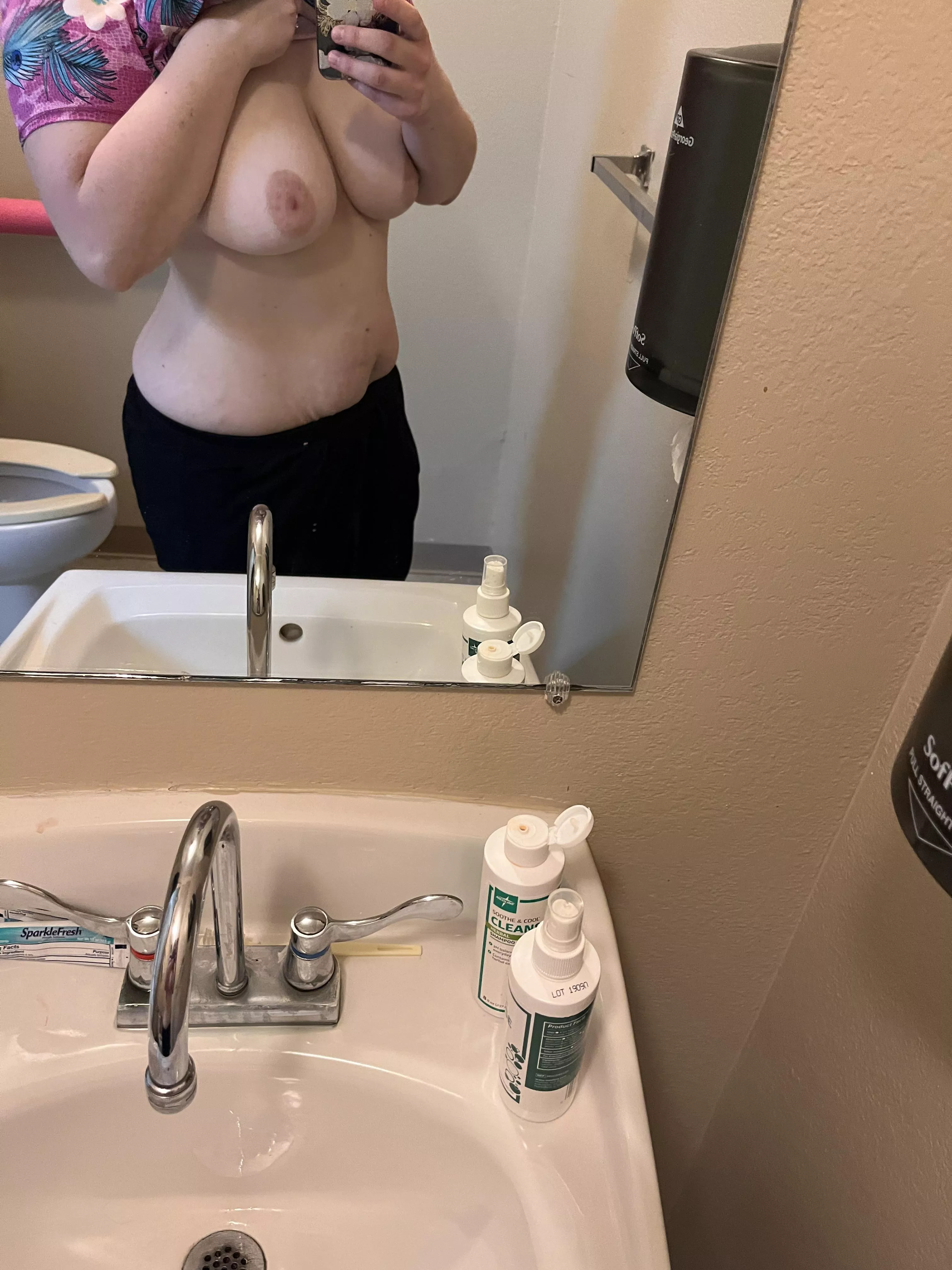 Who loves tits in scrubs😋