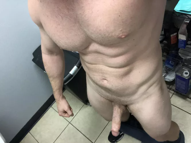 (28) US artist who loves showing off (and sounding) say hi