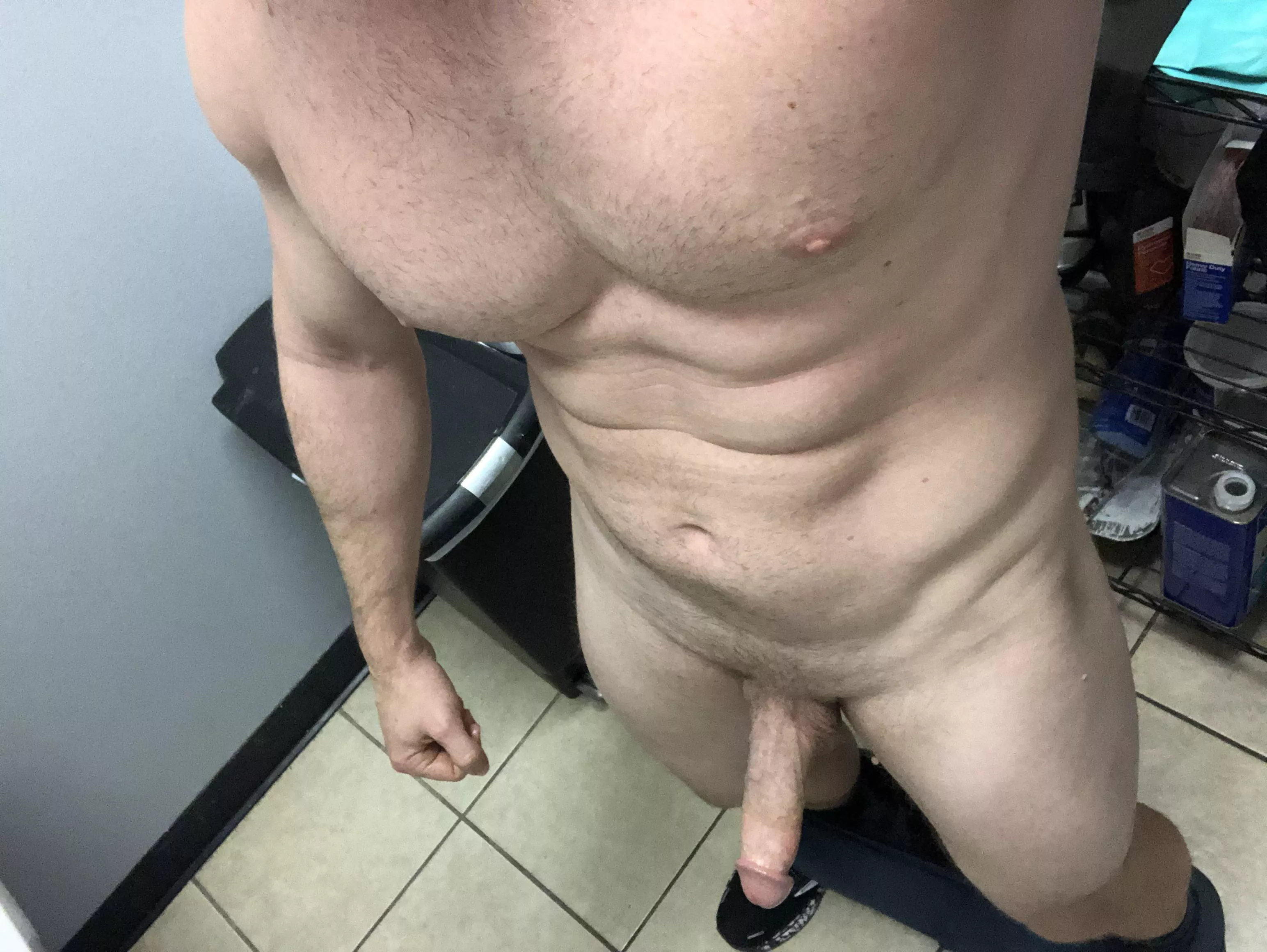 (28) US artist who loves showing off (and sounding) say hi