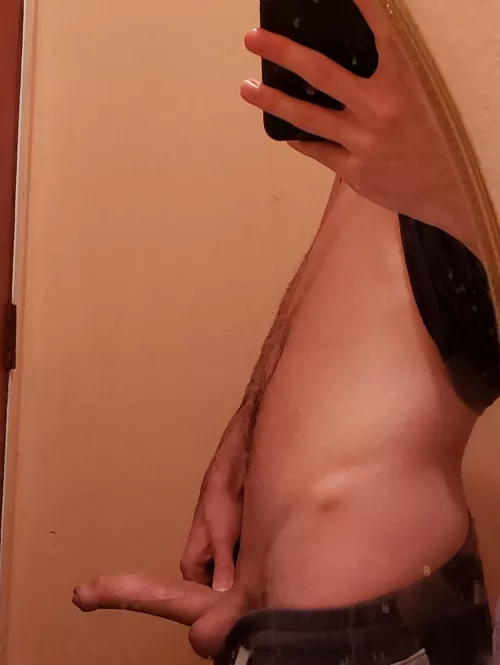 anyone down to suck my dick? hmu 😏