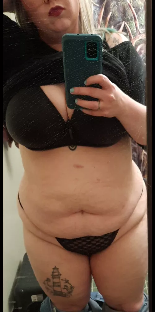 being a guest in someone elses home but they have a full length mirror 😬 sorry not sorry