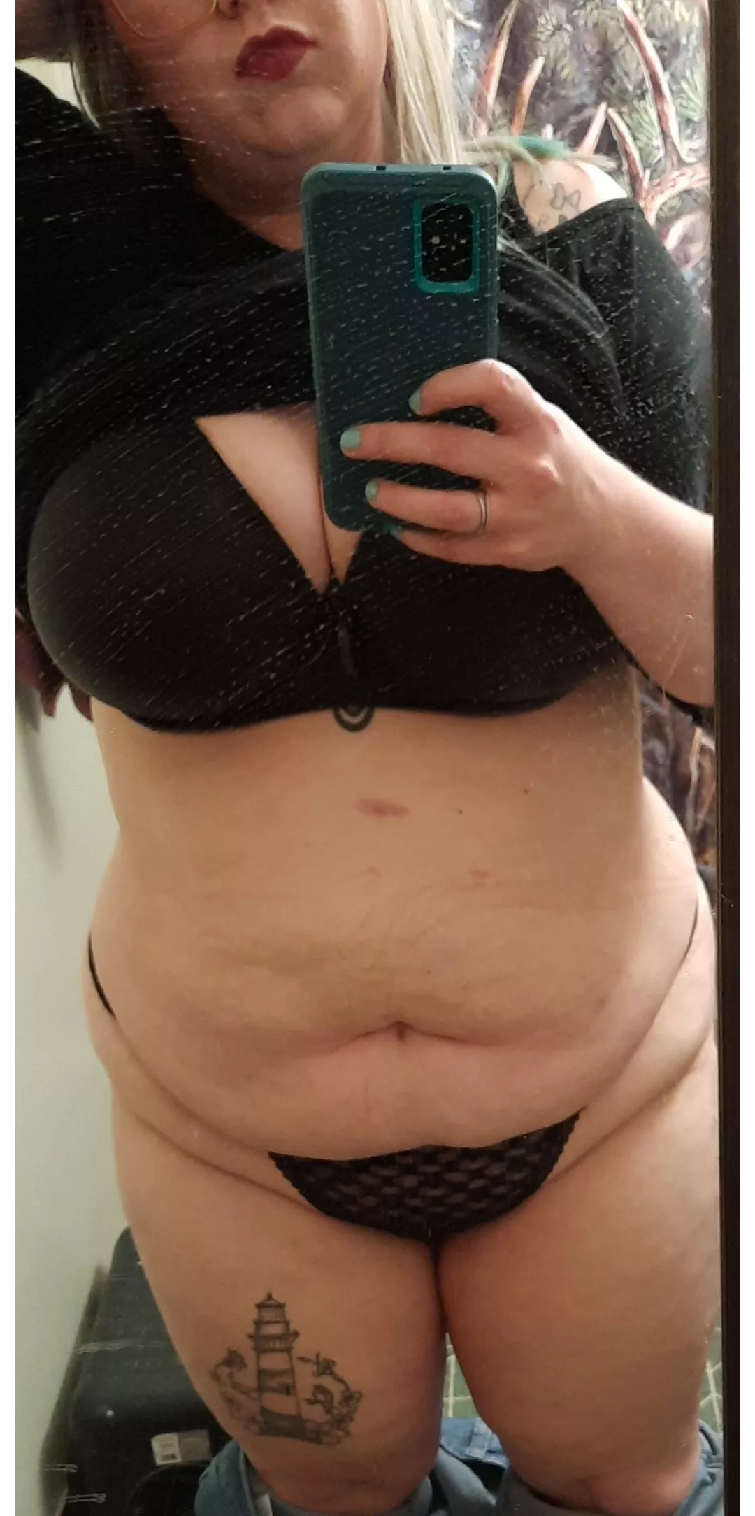 being a guest in someone elses home but they have a full length mirror 😬 sorry not sorry