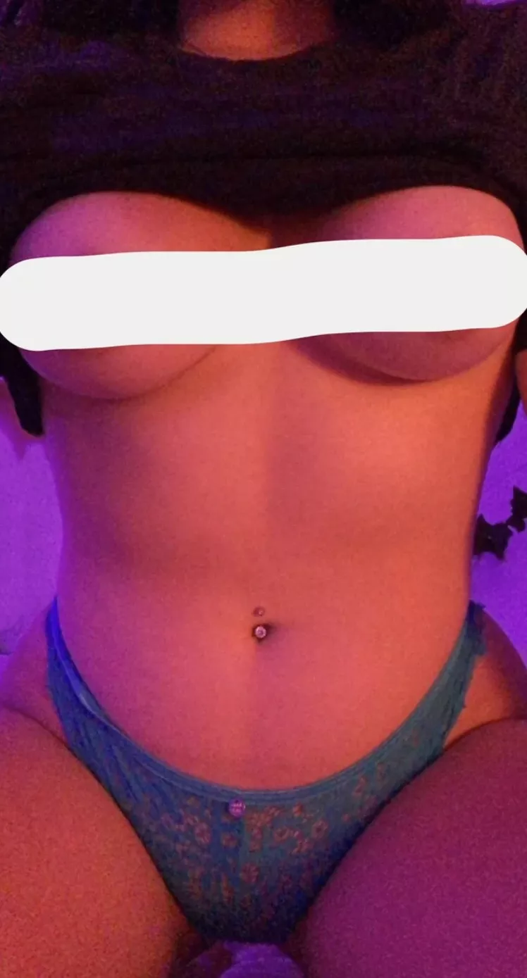 Check the comments for my uncensored content xo