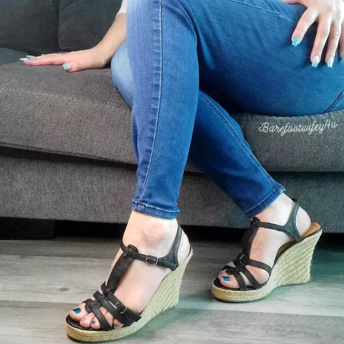 Classic Sandel wedge with jeans. Simply comfort🤗