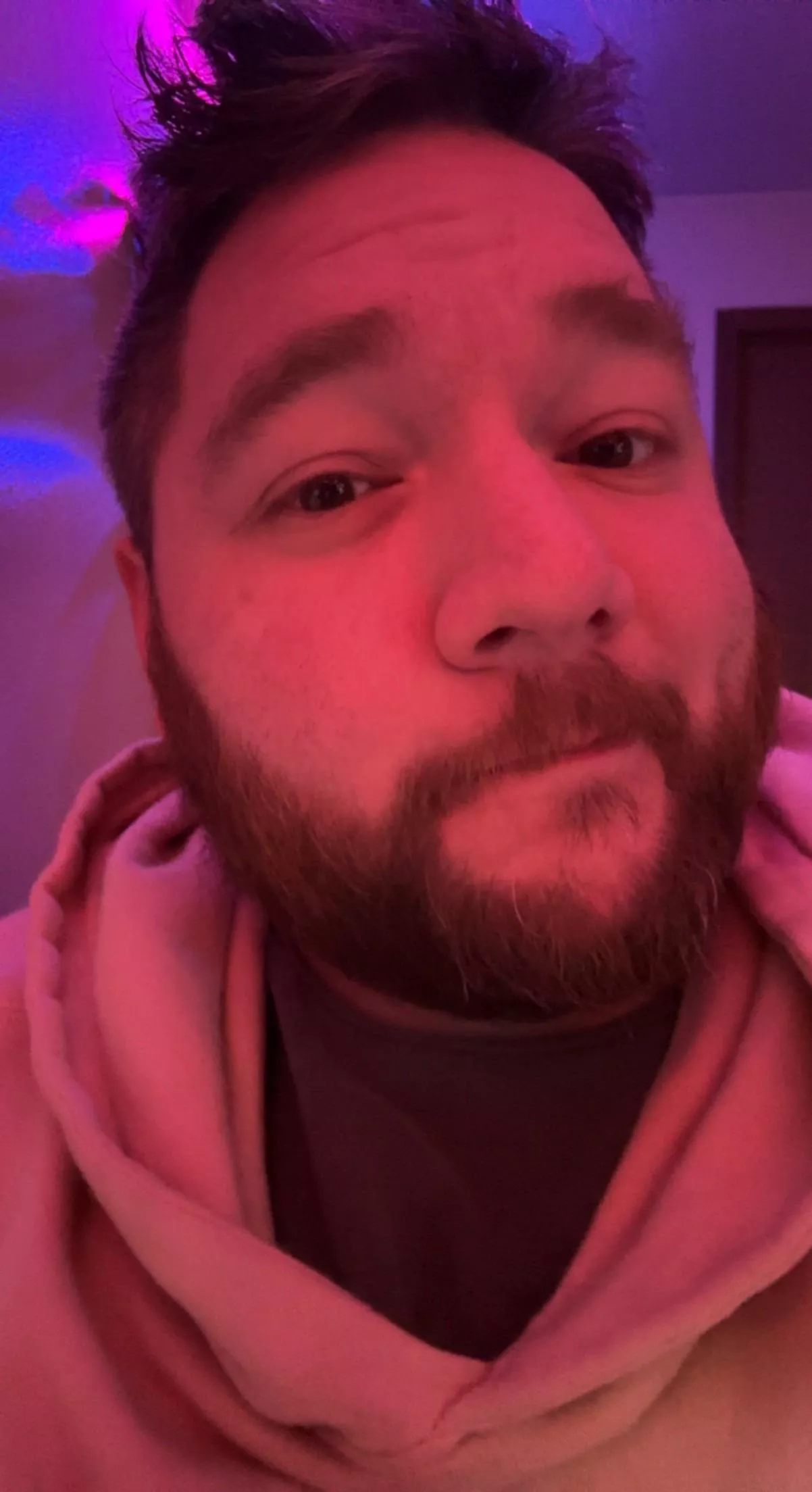 Hello , wanna hang ?