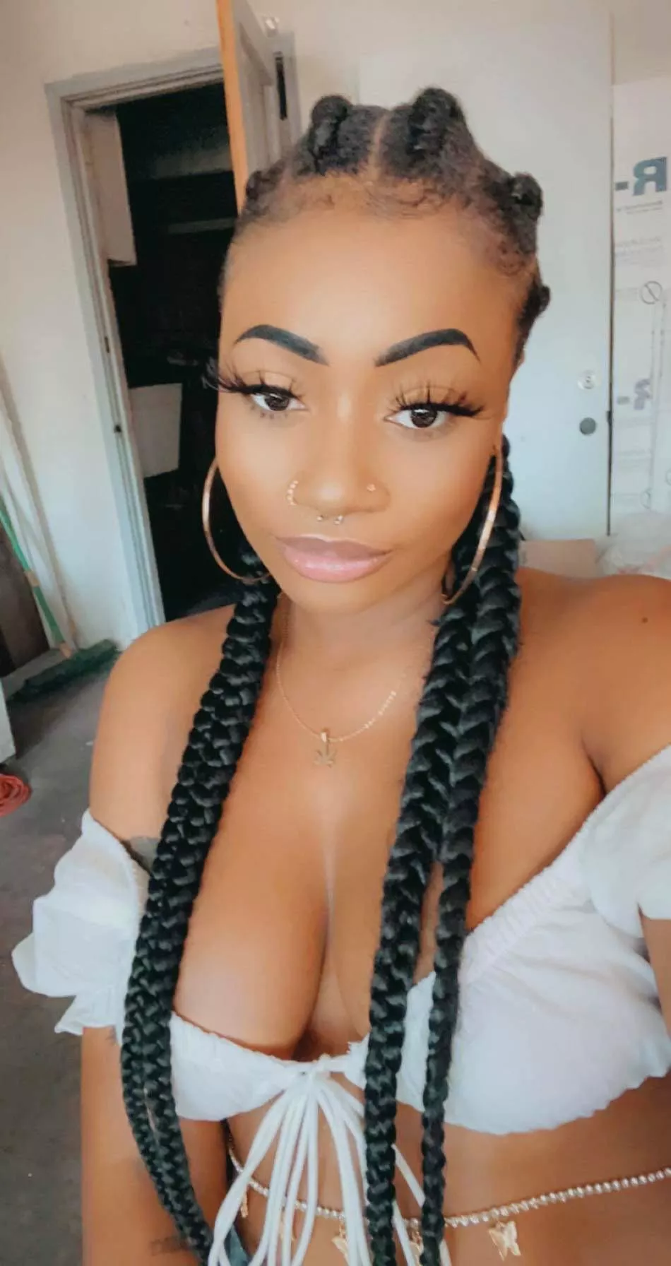 Helloooo first time here!