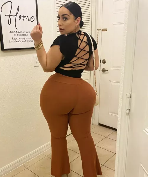 Her waist to ass ratio is amazing