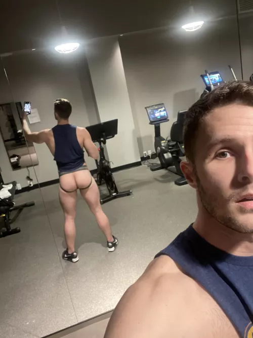 hotel gyms are fun 💪🏼😛