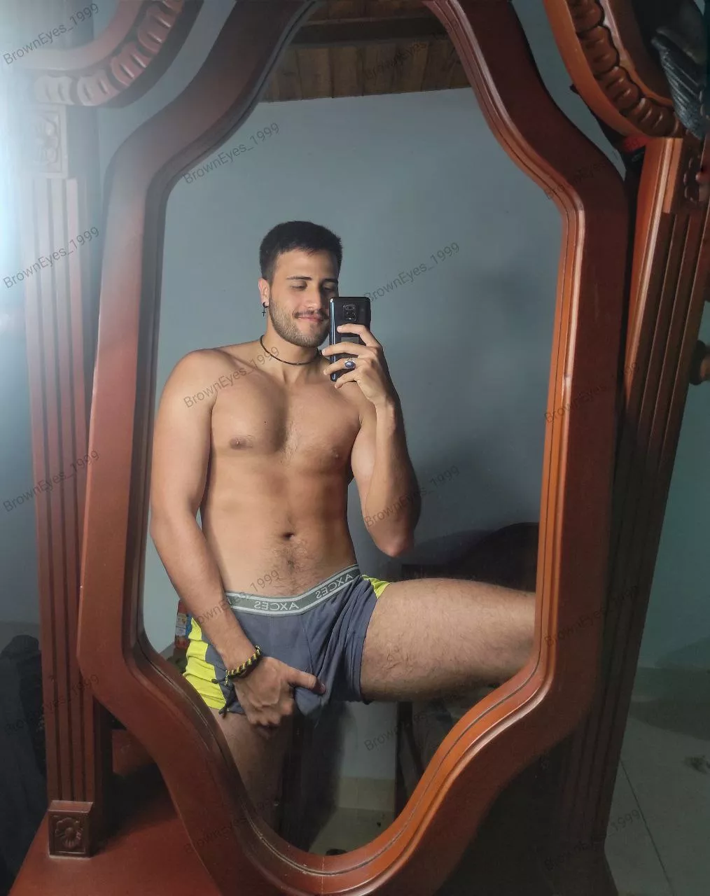 I love the pictures on this mirror