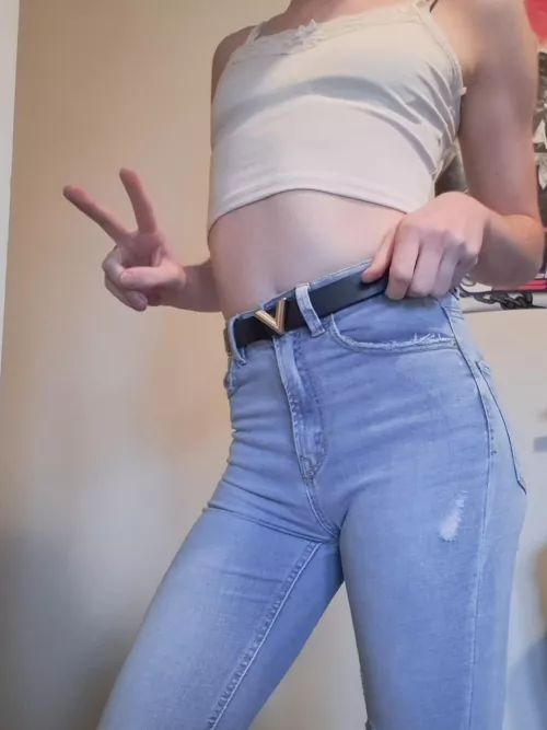 It's too cold for this top but I'm gonna wear it anyway 😎