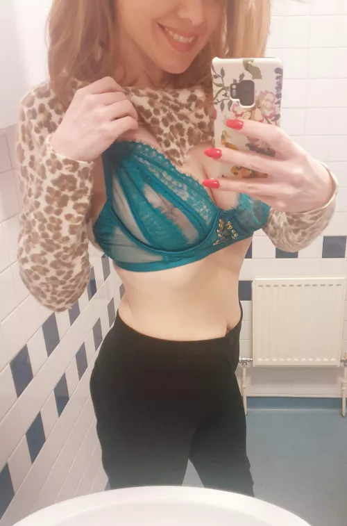 Just another kinky coworker. Lunch time flasher