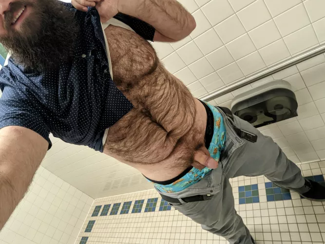 Just hanging out in the bathroom. 😁