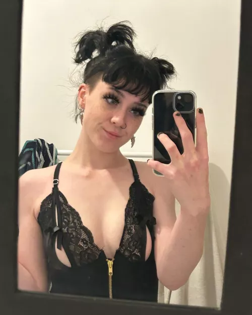 Messy hair and I don’t care 🤪🖤