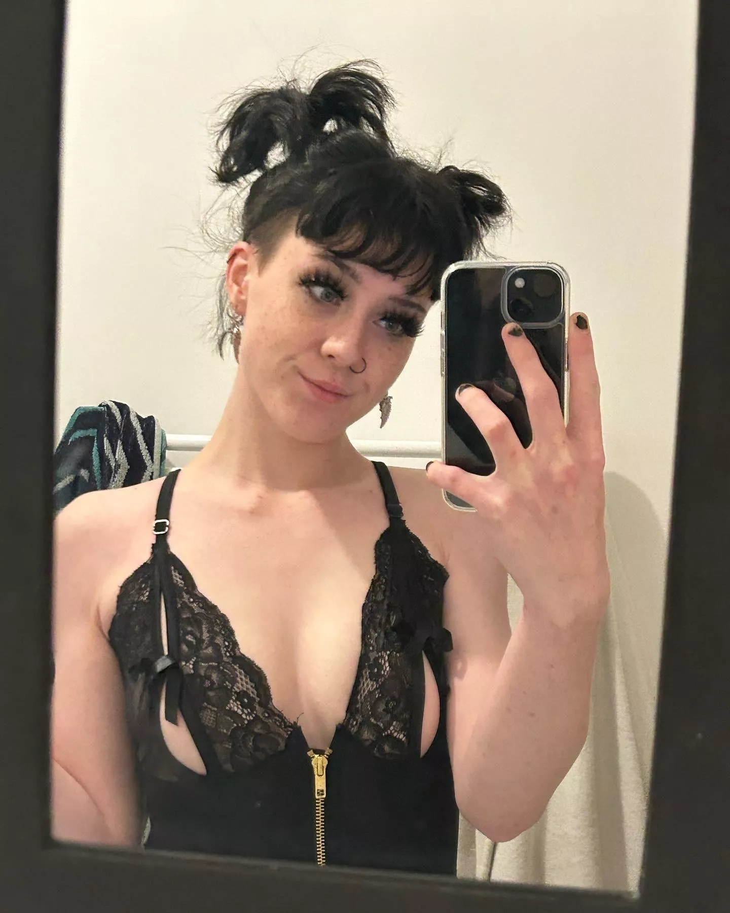 Messy hair and I don’t care 🤪🖤