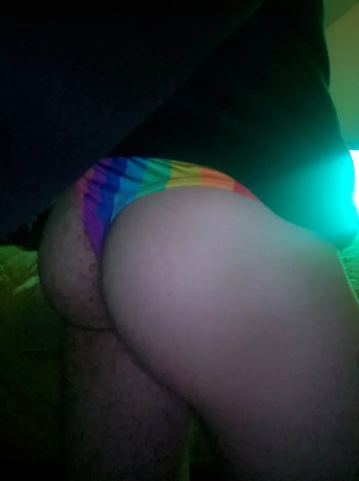 My fat, hairy butt in rainbow thong. I open it up 🕳😩 in the full post