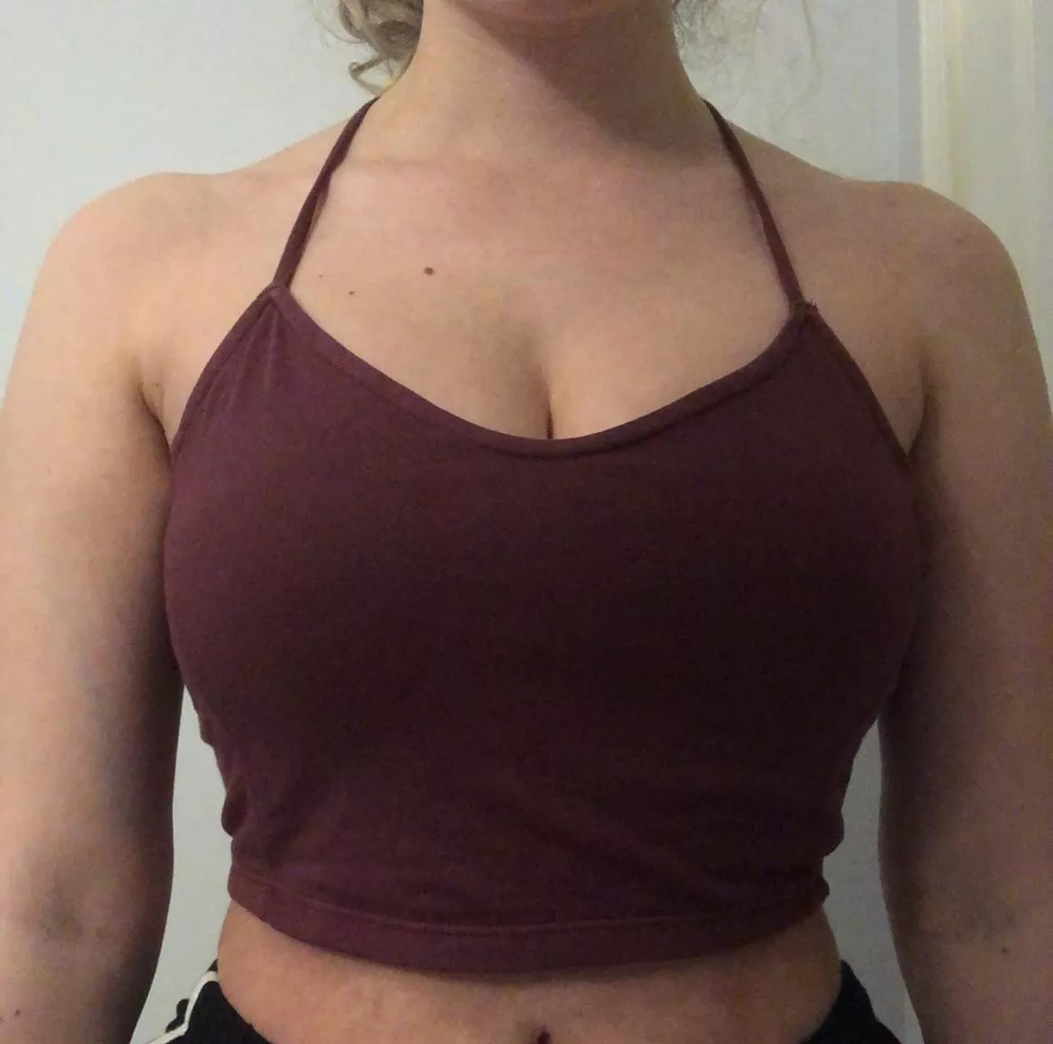 My titties sitting pretty in my crop top ☺️