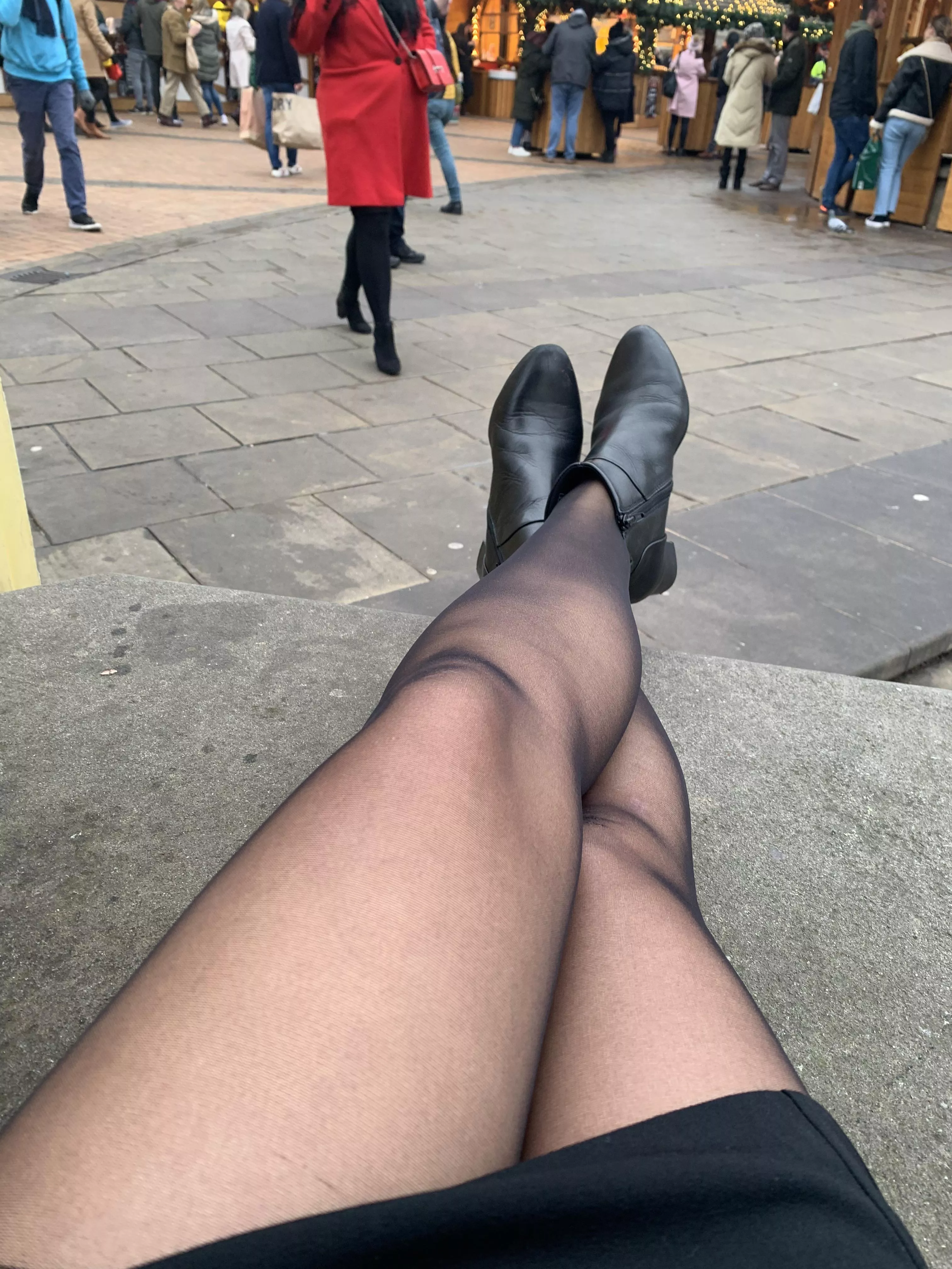 Office trouble branches out: A hot pair of legs to warm up ur experience at your local Christmas market 🎄