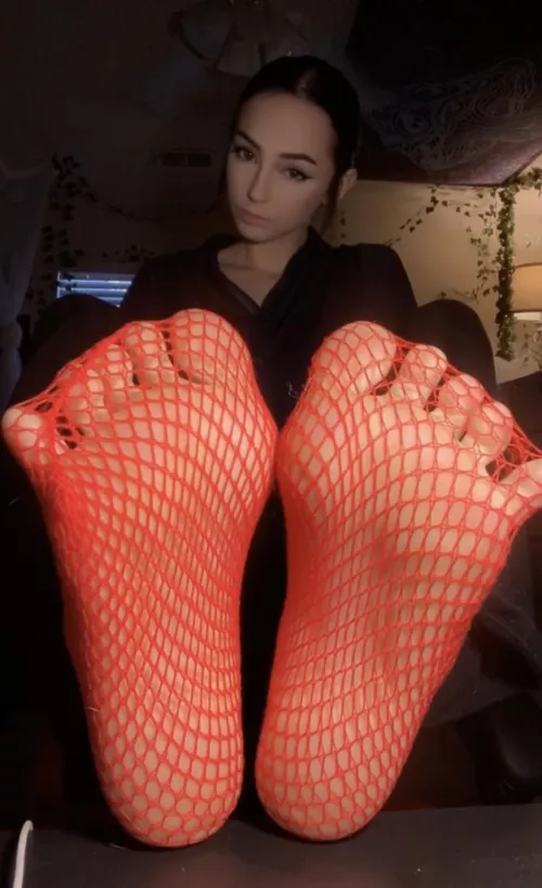 red fishnet socks and spread toes = your heaven