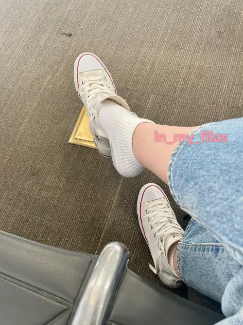 Who doesn’t like a good shoe dangle at the airport