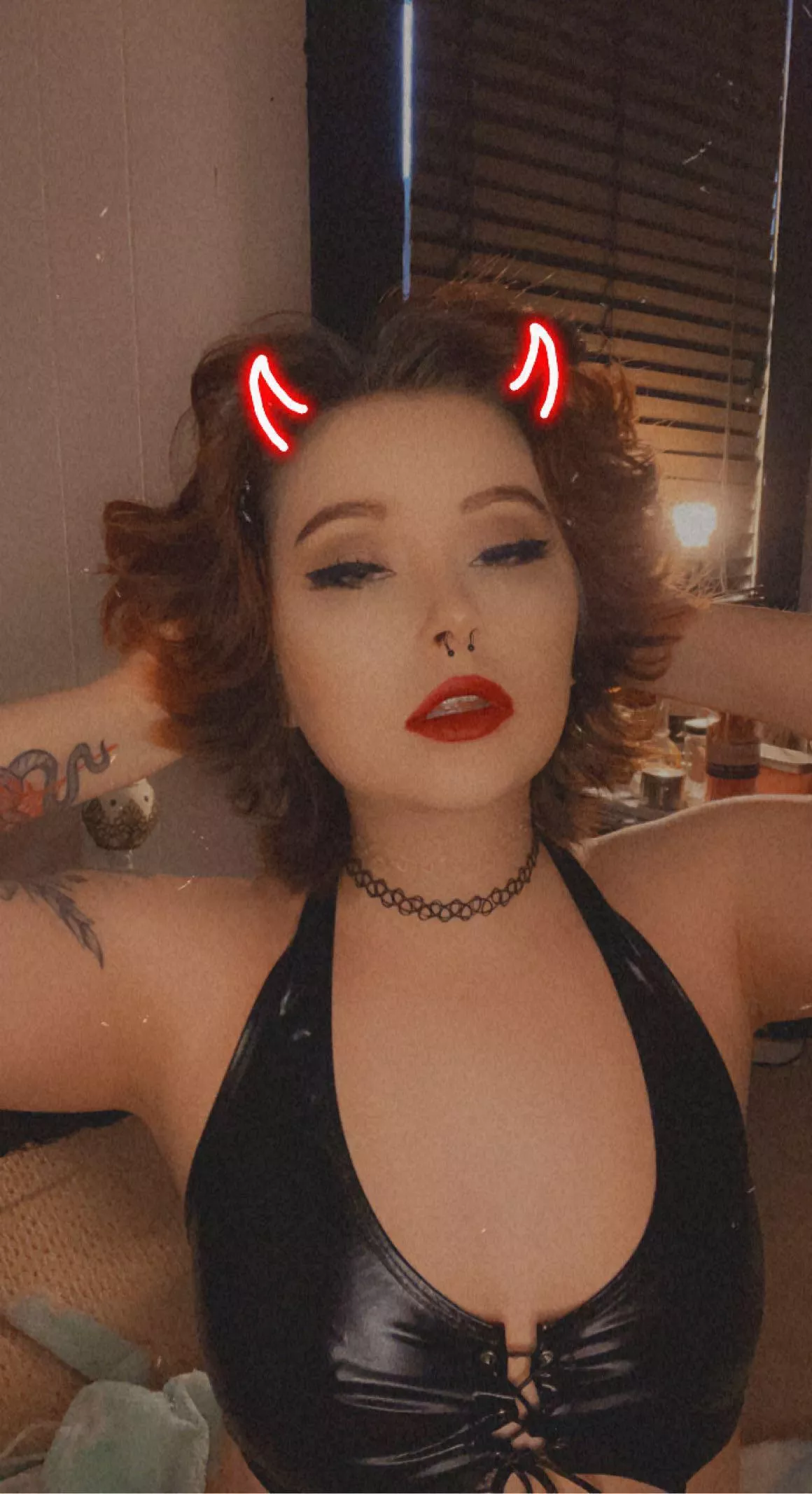 Who wants to teach me how to roll a blunt? 🥺💕