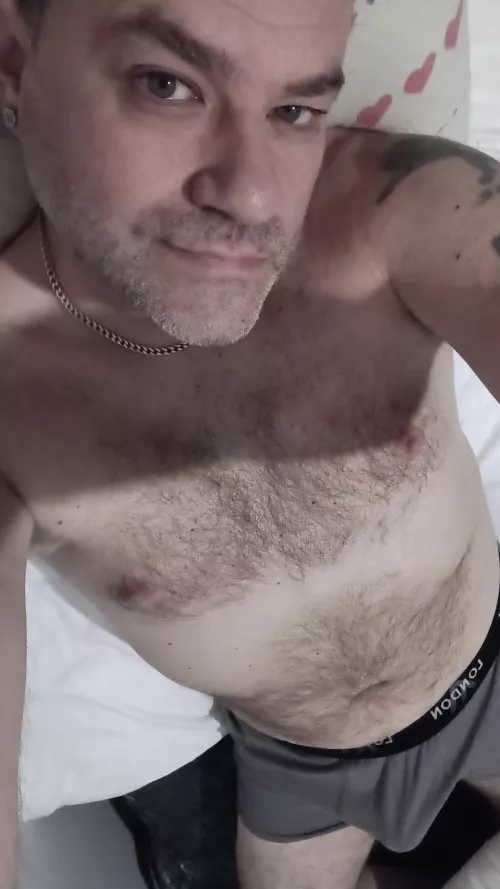 44 uk guy anyone want to chat ?