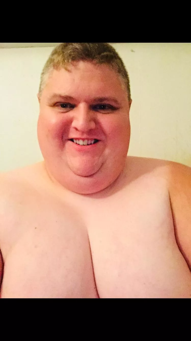 Any chubby chaser daddies like a smooth bottom chub?