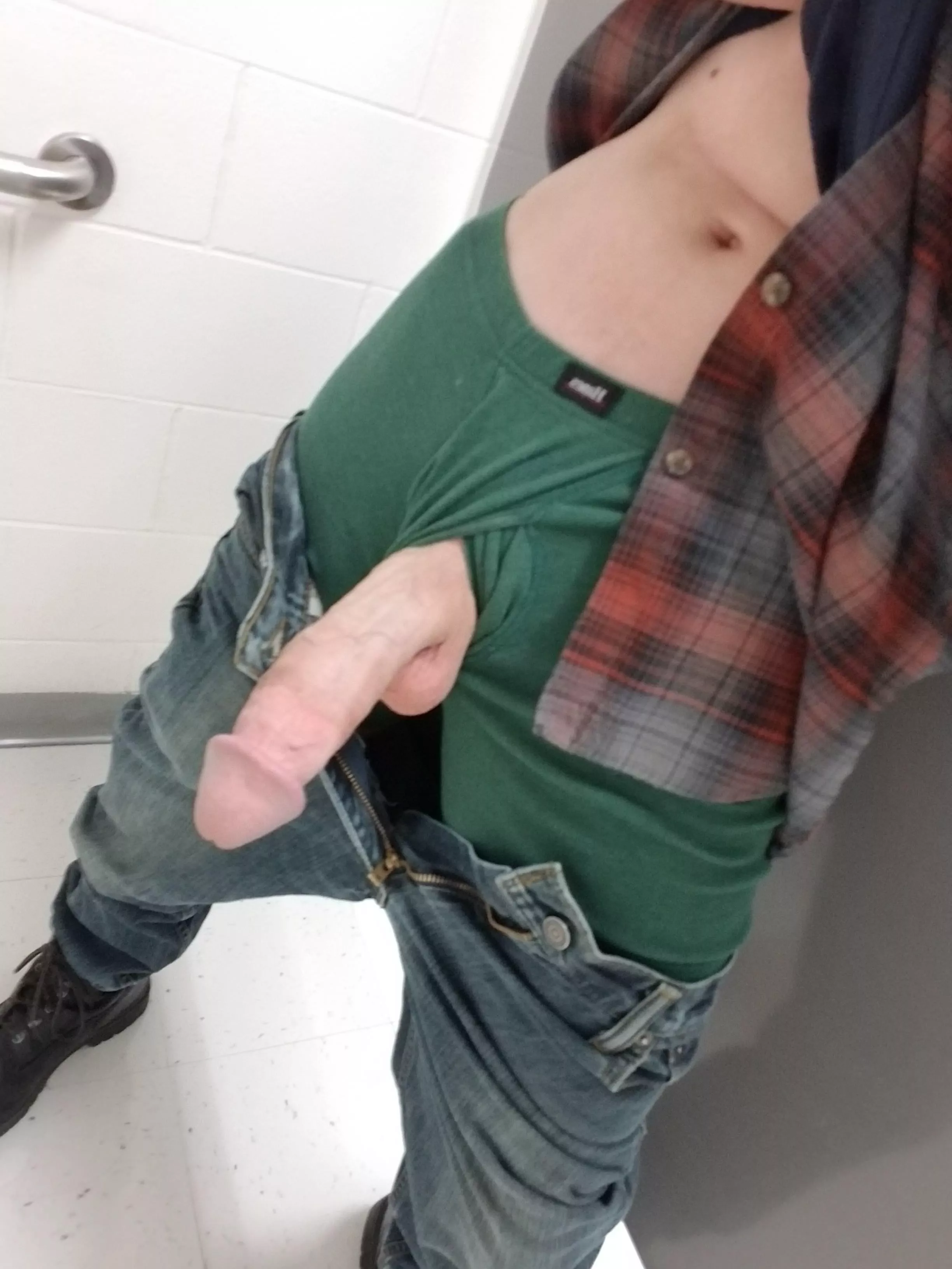 Any fans of big and cut? 😳