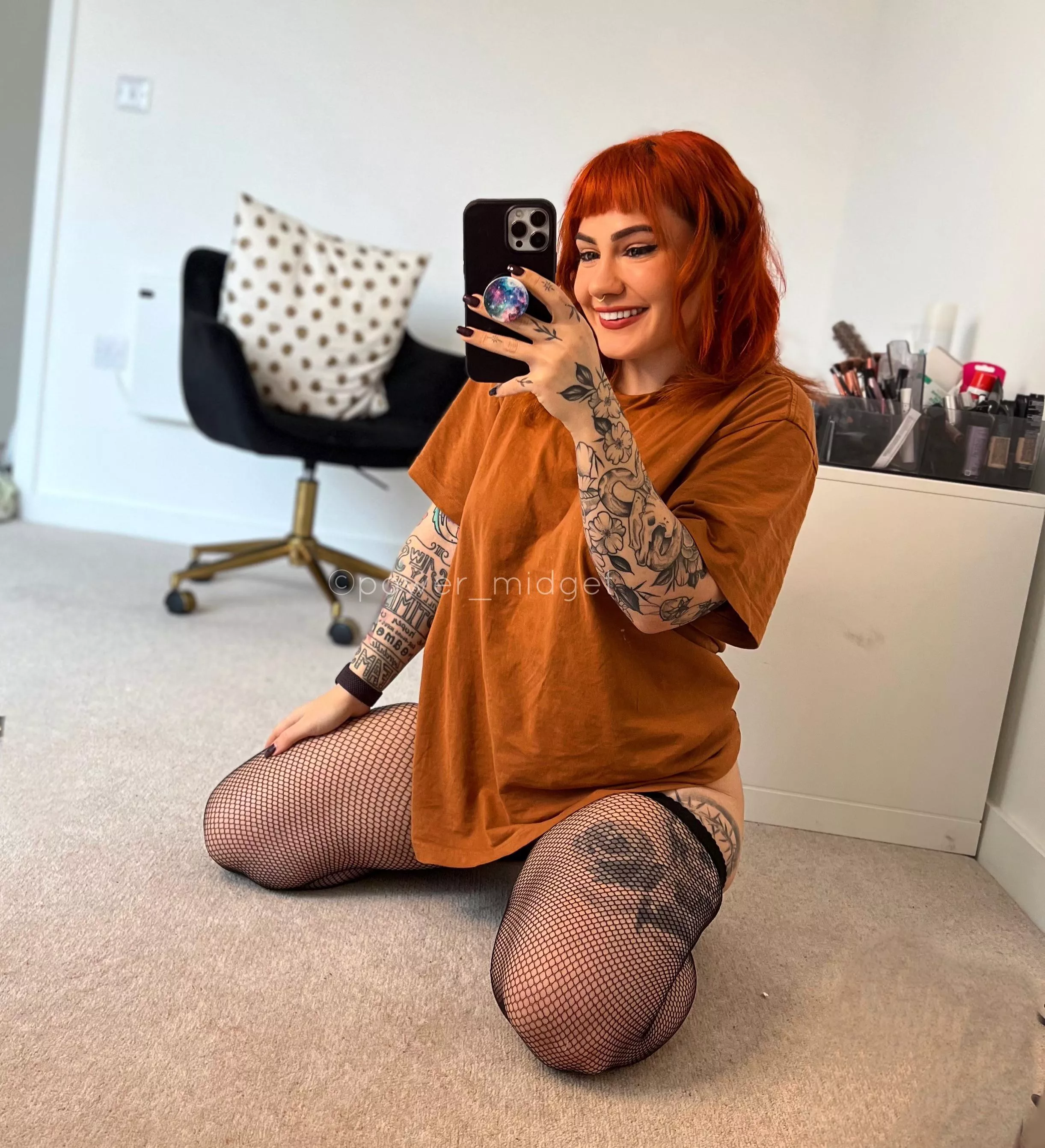 Big T-shirts and fishnets is a vibe ☺️