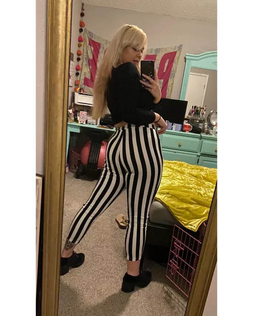 Booty lookin like an optical illusion in my Beetlejuice pants ;)