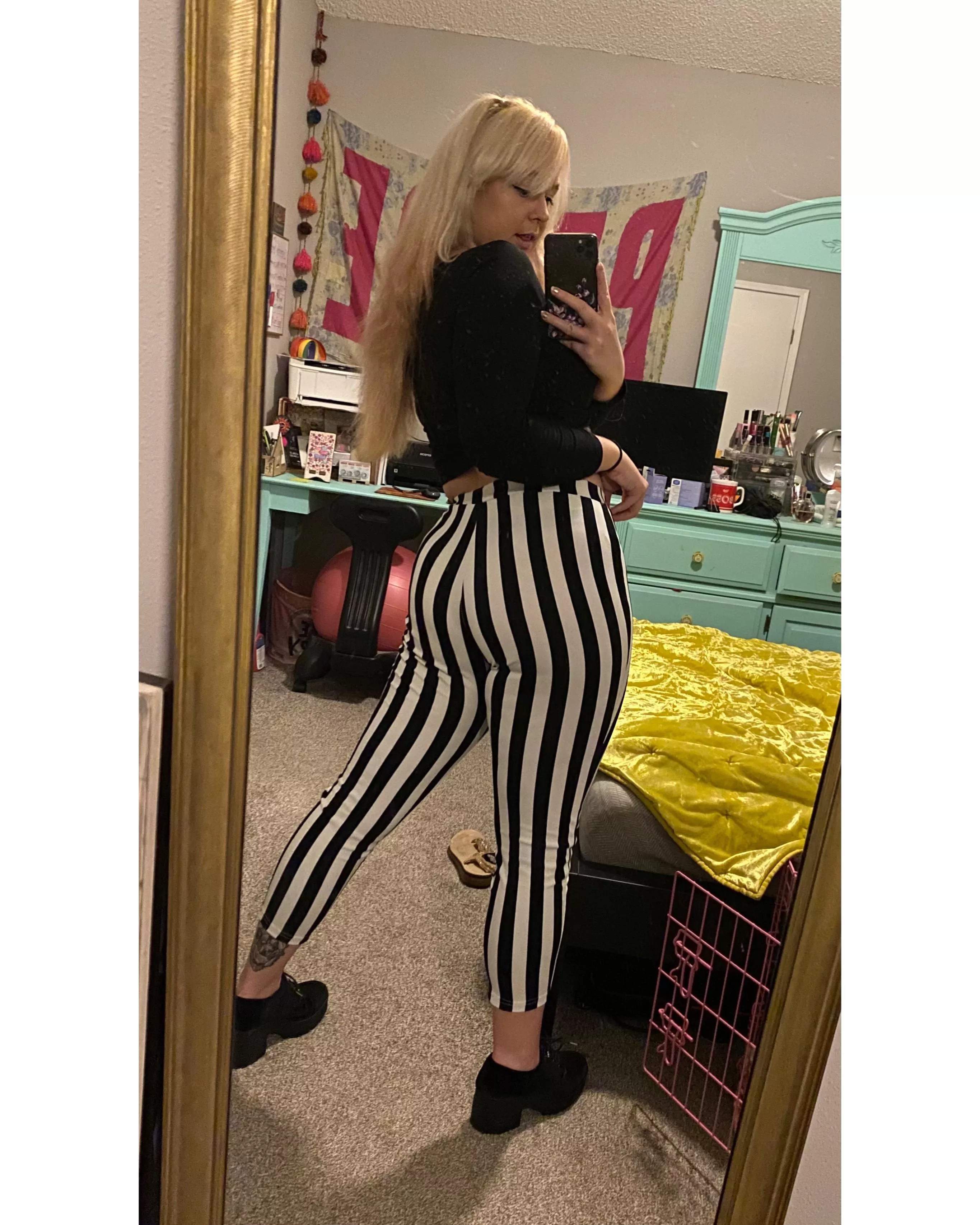 Booty lookin like an optical illusion in my Beetlejuice pants ;)