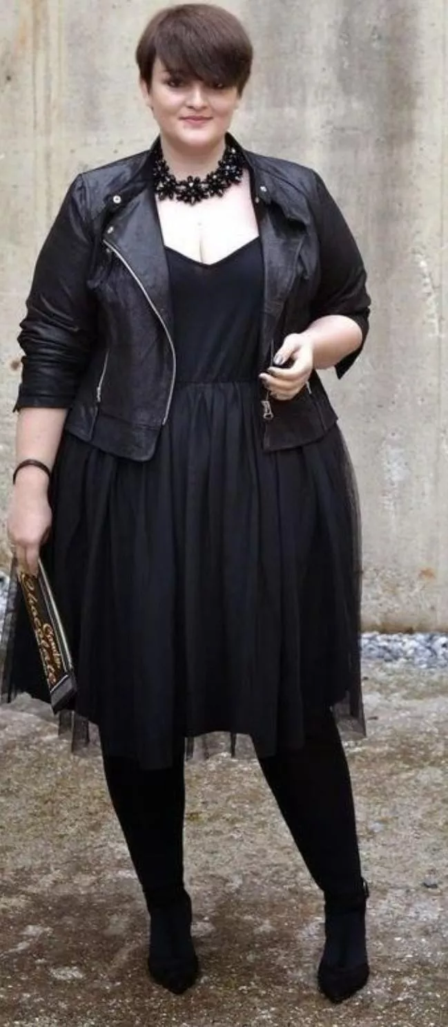 Classy curvy alt girl