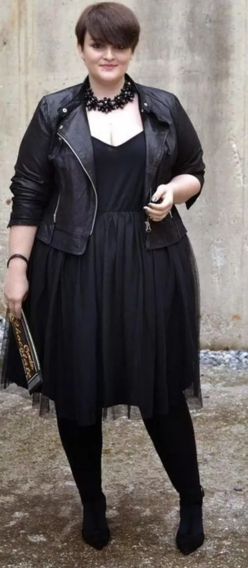 Classy curvy alt girl