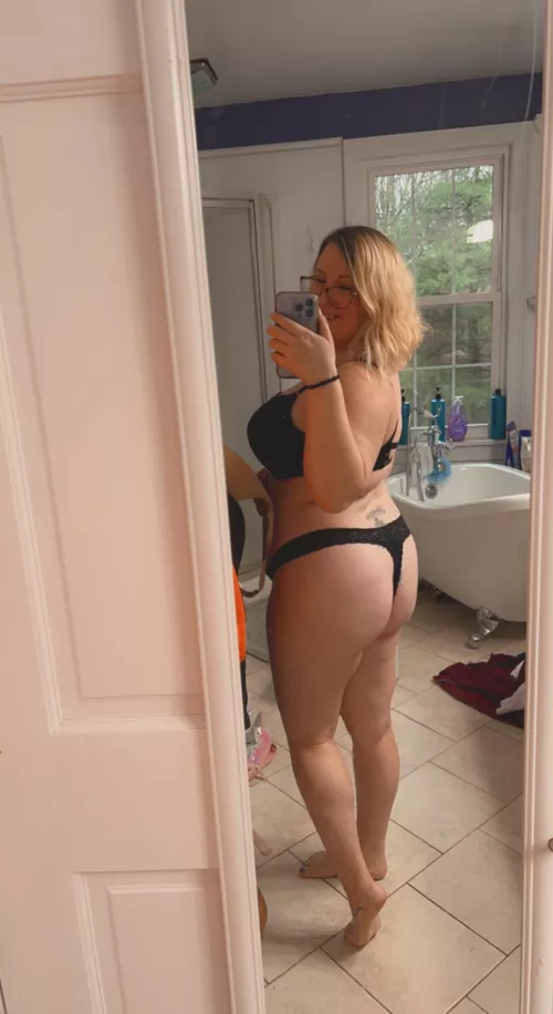 Getting ready for that date [34F]