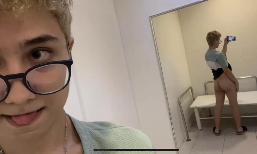 How i like taking selfies ☺️ [20]