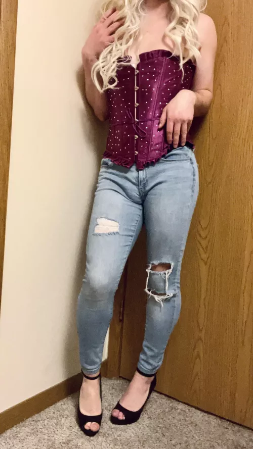 I hope my sissy bulge isn’t too noticeable… 💖