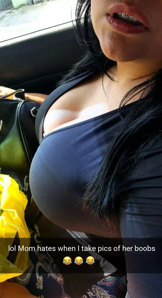 I love making pics of my moms boobs!