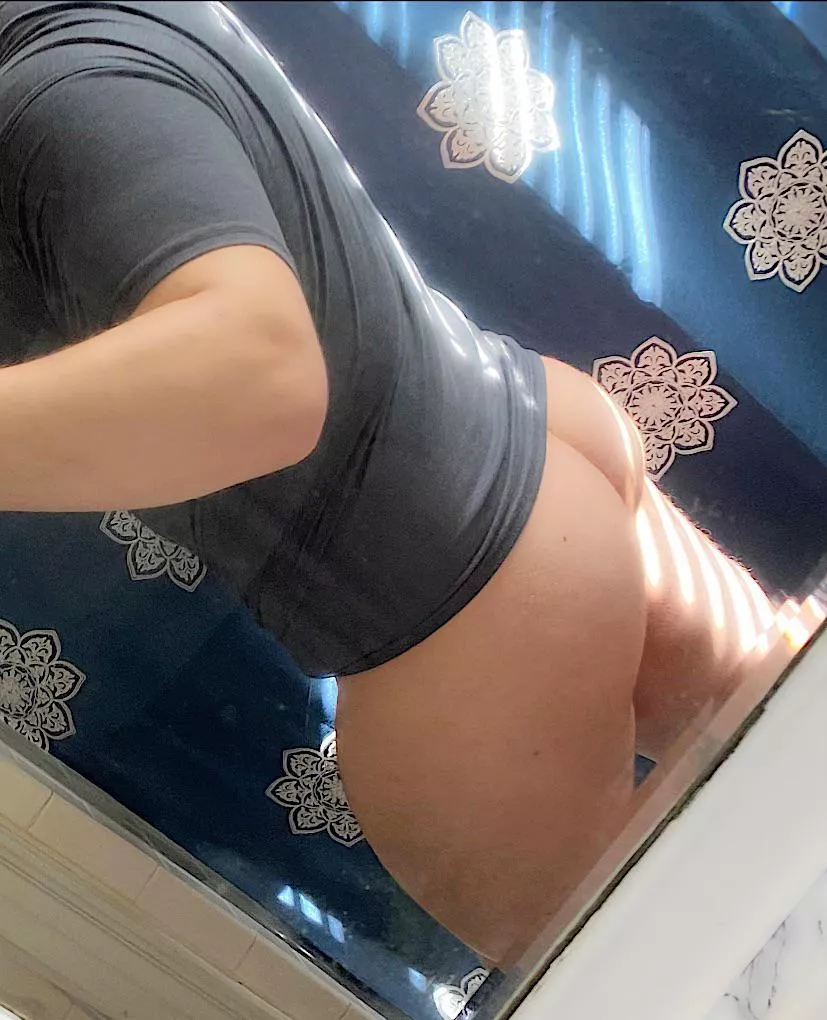 If you see me posing like this in the locker room would you smack or pass 😏