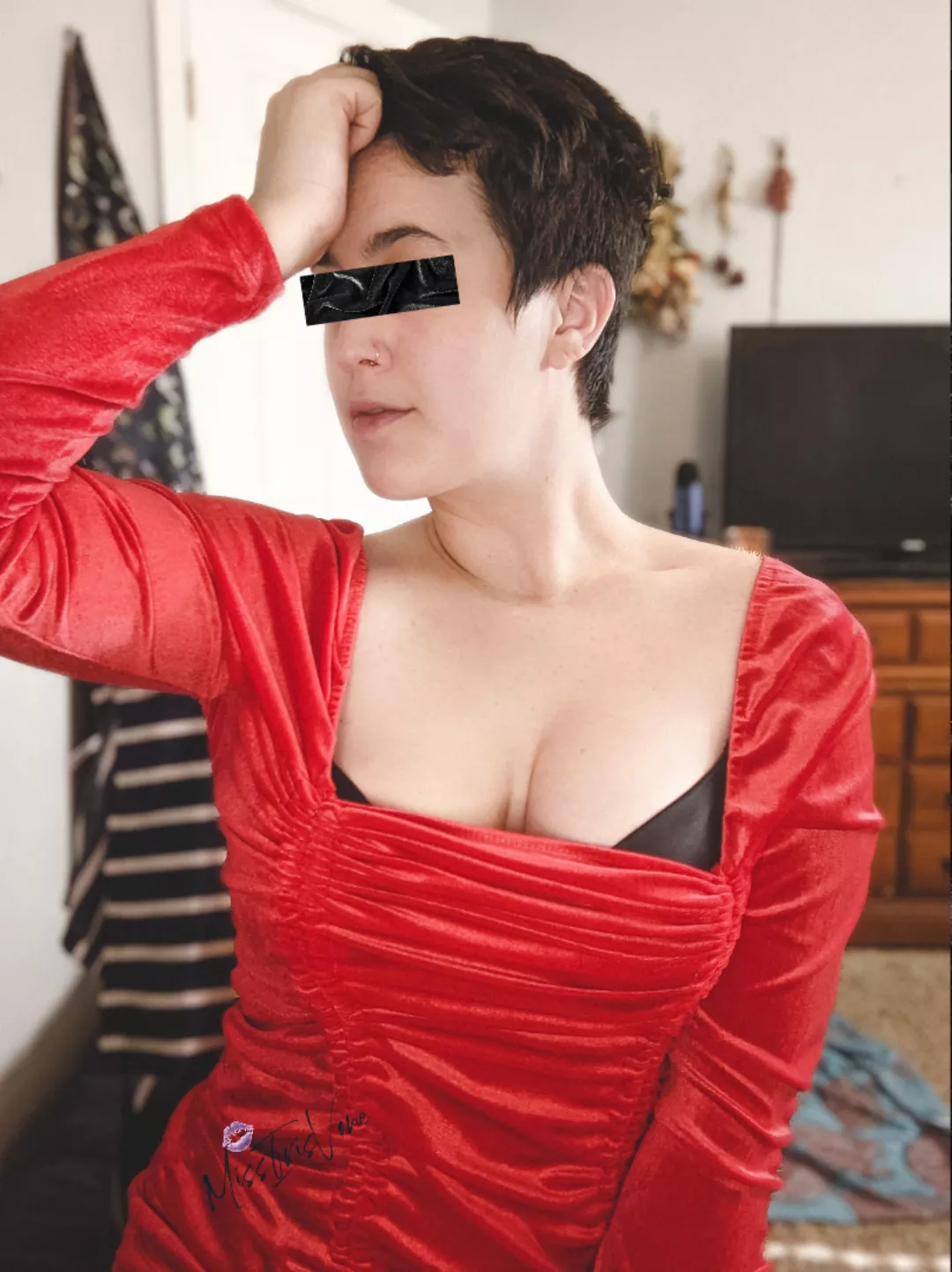 In leathers or velvet, I will leave you a quivering puddle bent over my knee. 😈