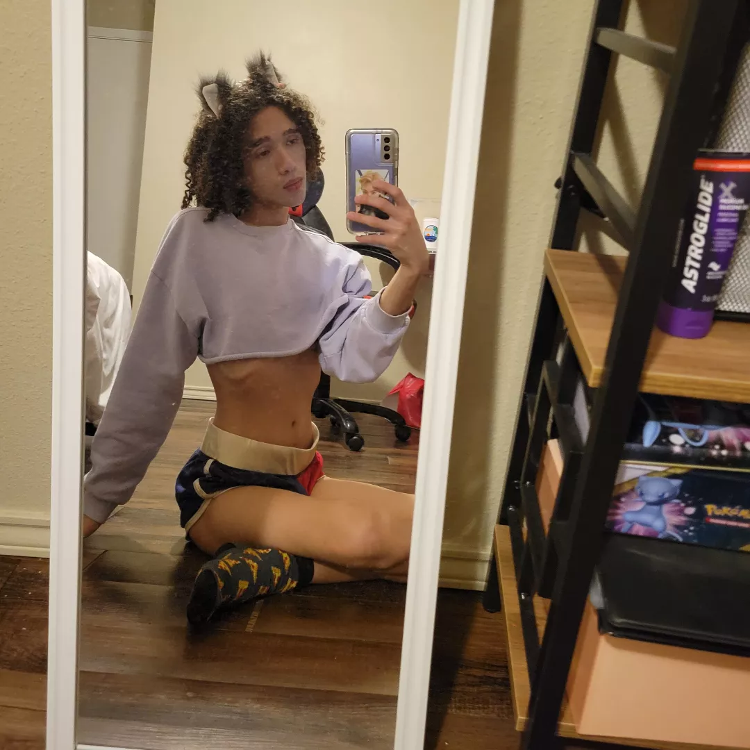 It may be winter, but that won't stop me from wearing my tiny lil outfits 😅😅😅