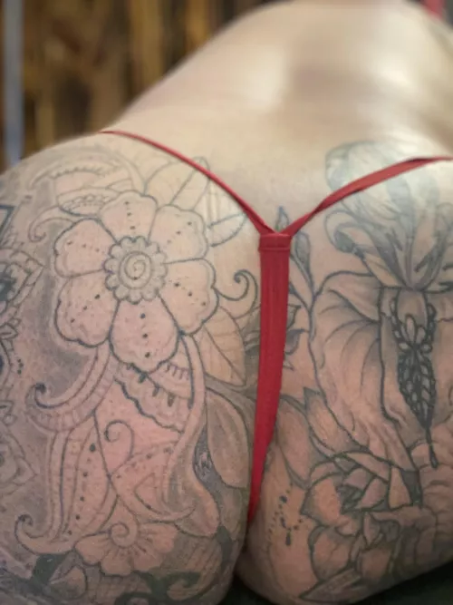 It’s lunch time on this freaky Friday who’s hungry? This is what I bring to the dinner table ❤️🍽👅☺️🍑💦💋