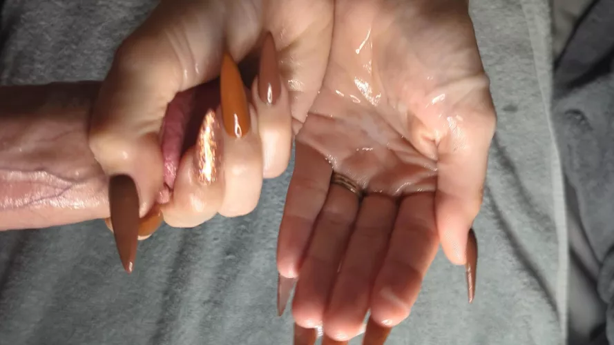 keep my hand full of moisturiser