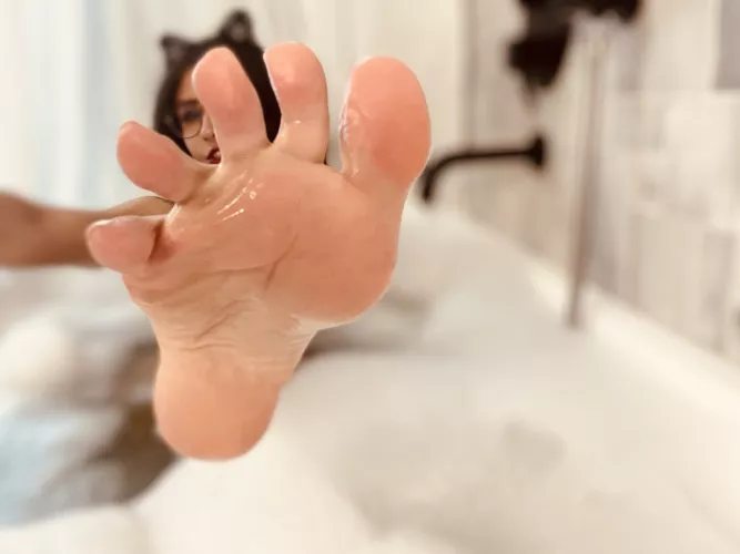 Looking for a friend to play with my feet