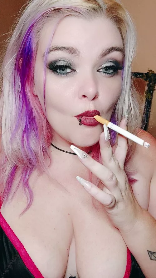 nothing like a lip pout with a cigarette 😘💨
