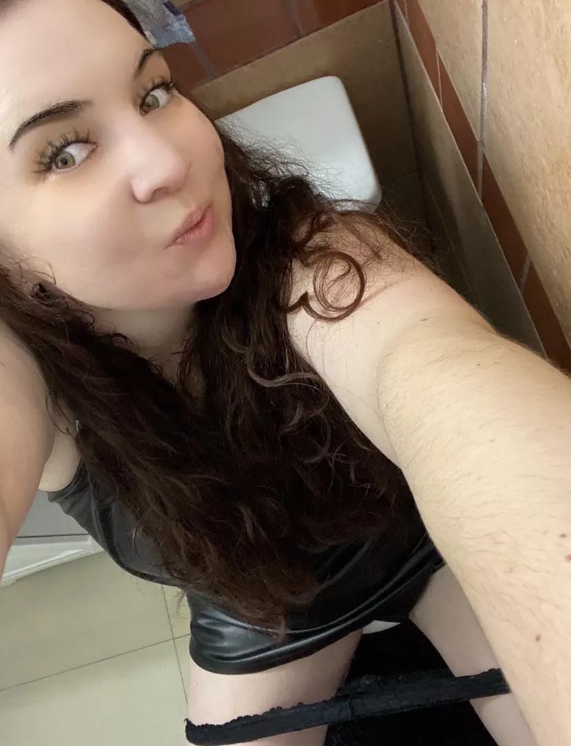 Open your mouth wide ! Don’t you wish I was sitting on your face without wiping 🙈😂