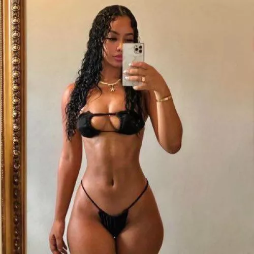 Pfp on Twitter, need her socials