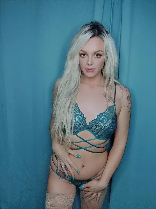 Say Hi if you think i look hot in my new set