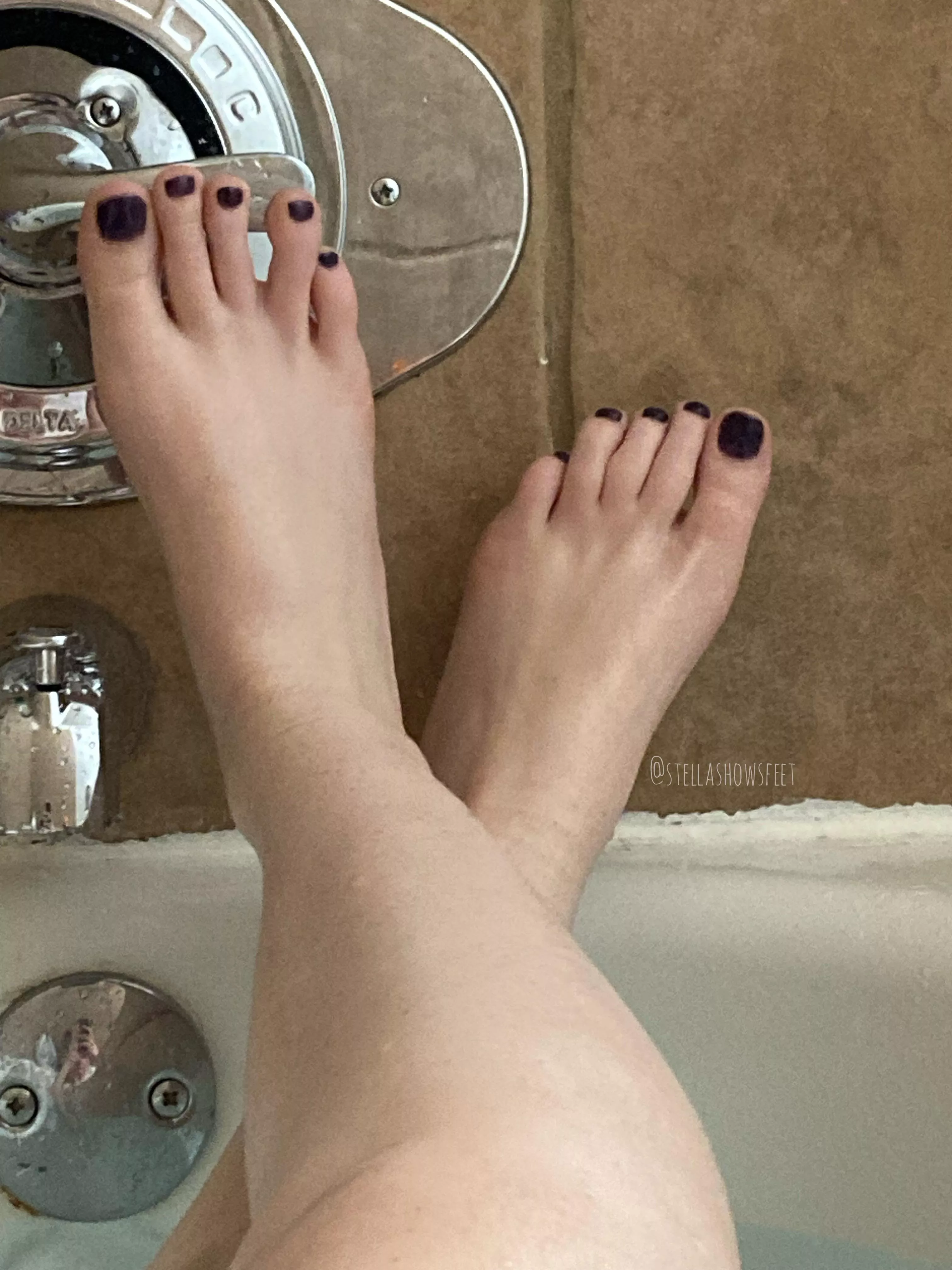 Soaking my toes in the tub 😻🛀🏻 wanna join? 😉