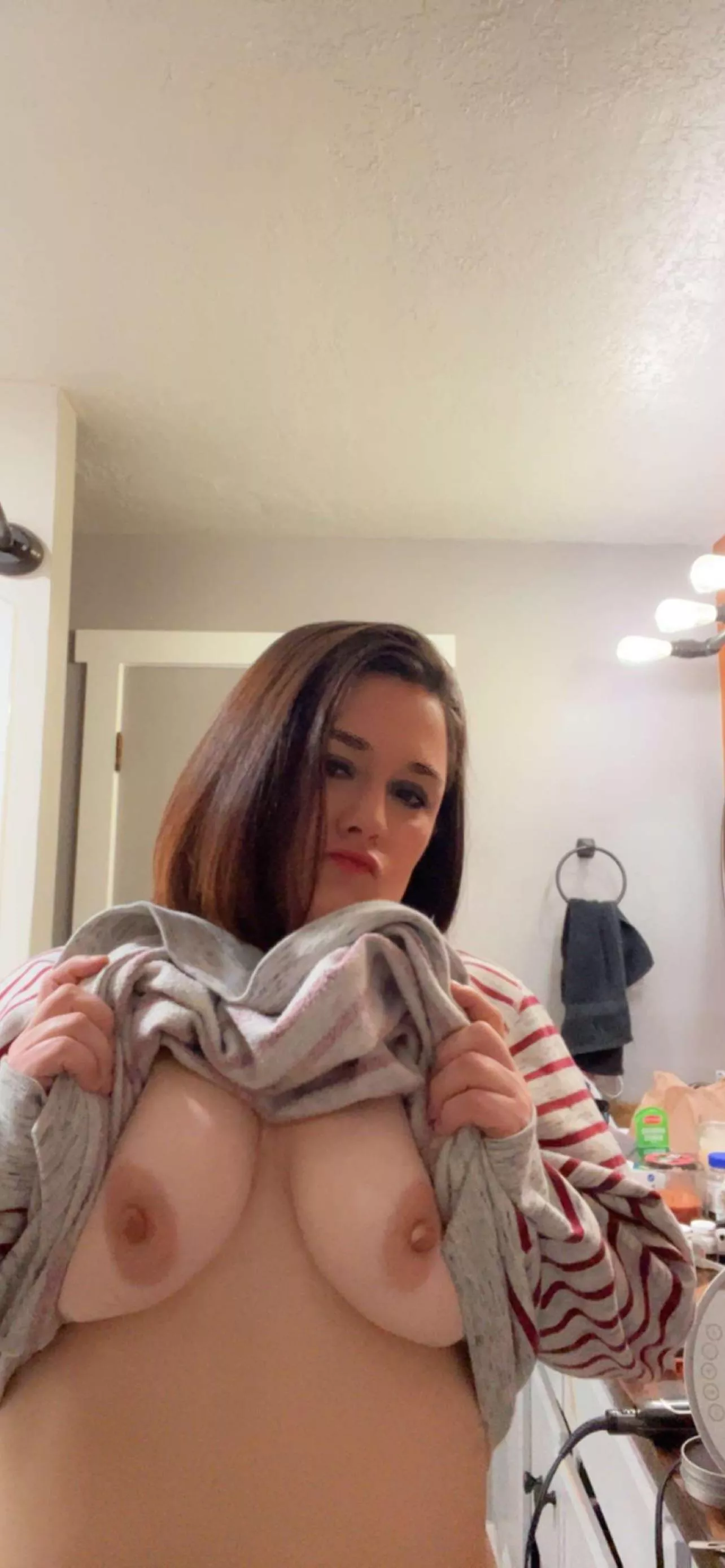 Tittie flashes and more over on my page…hope to see you there 😘💋