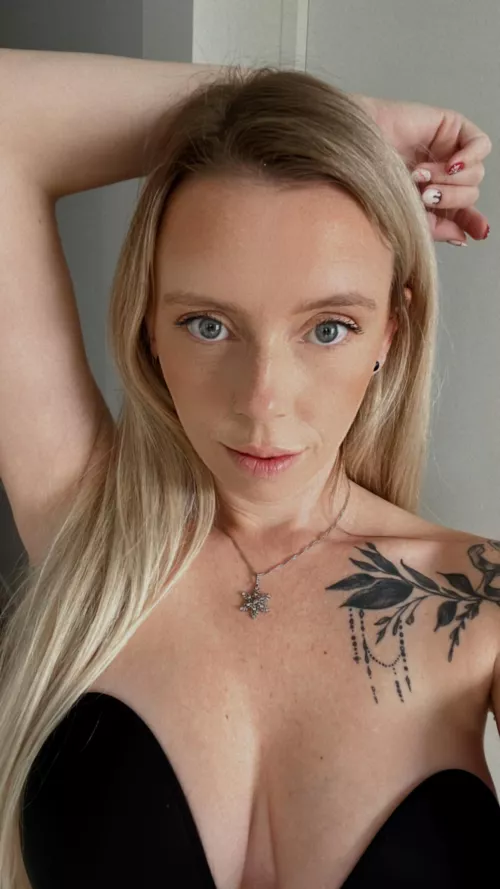 Wanna see what’s underneath 😘