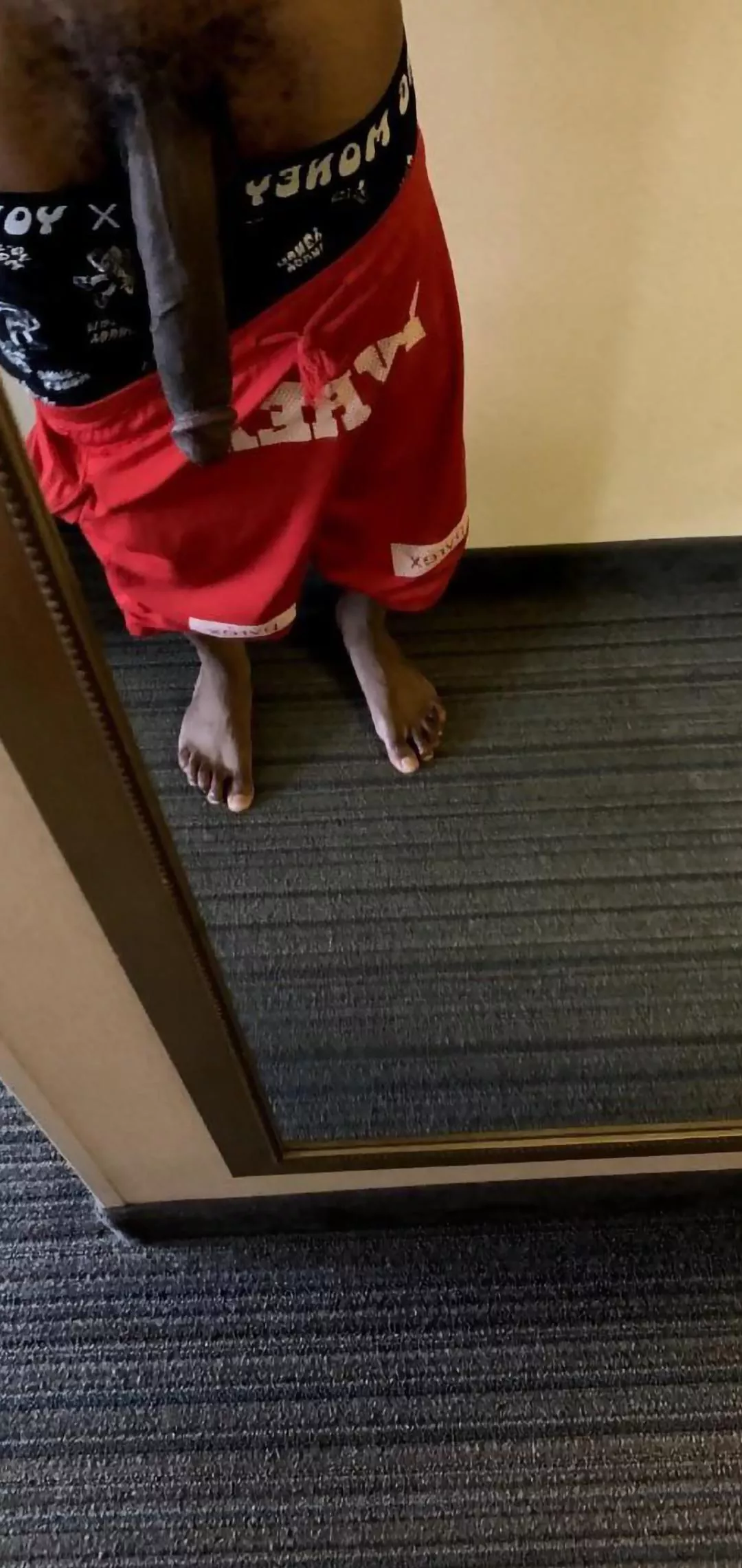 who wanna get throated by my third leg? 🤫😈